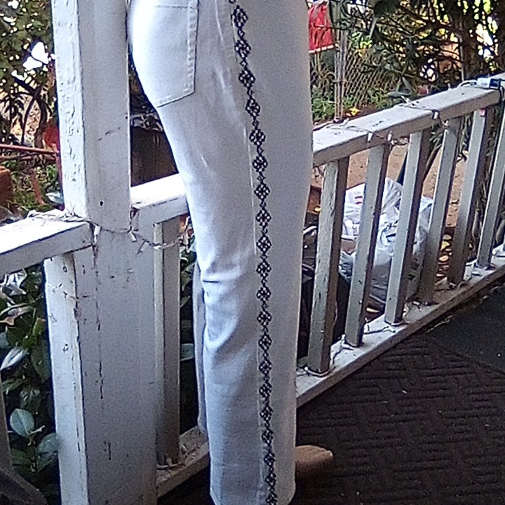 Lauren Jeans Co. Size 8 Petite White Denim Jeans With Beaded side Seams. - Picture 7 of 10